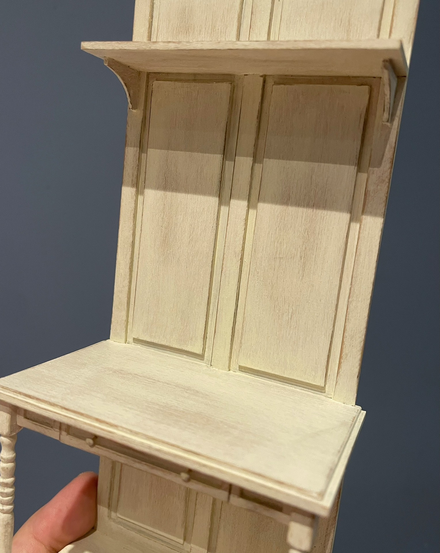 Vue d'angle d'une armoire miniature
