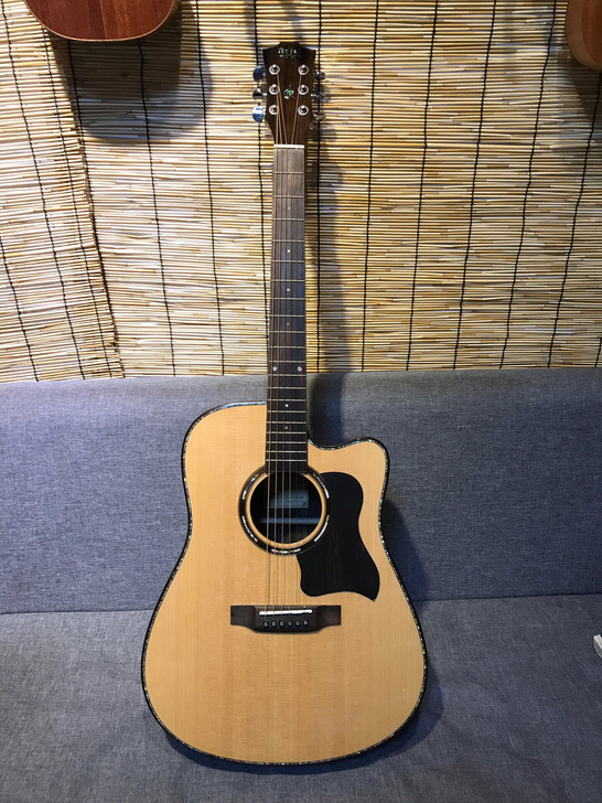 roc云杉单板吉他琴行展示样琴挂了6个多月没有磕碰仅有