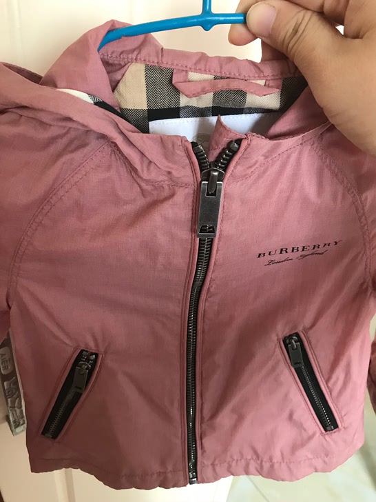 Burberry女小童风衣全新全品相女小童红色连帽风衣，真