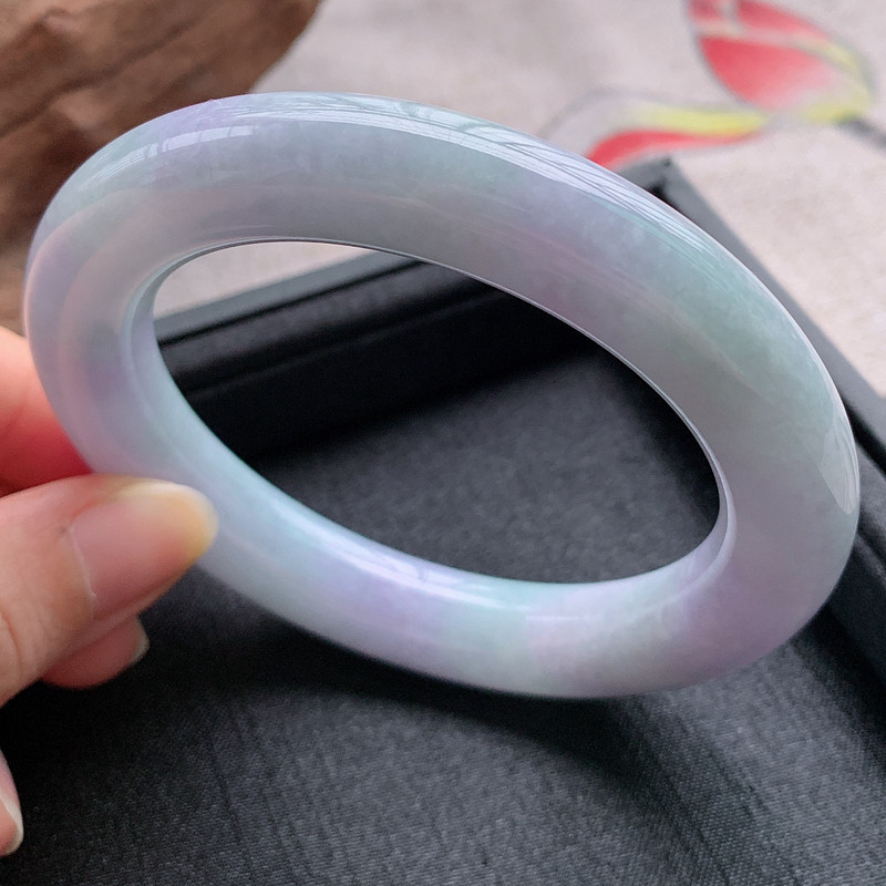 【57圈口】天然a货翡翠 冰糯种春带彩胖圆条手镯 81.28g【拍卖】