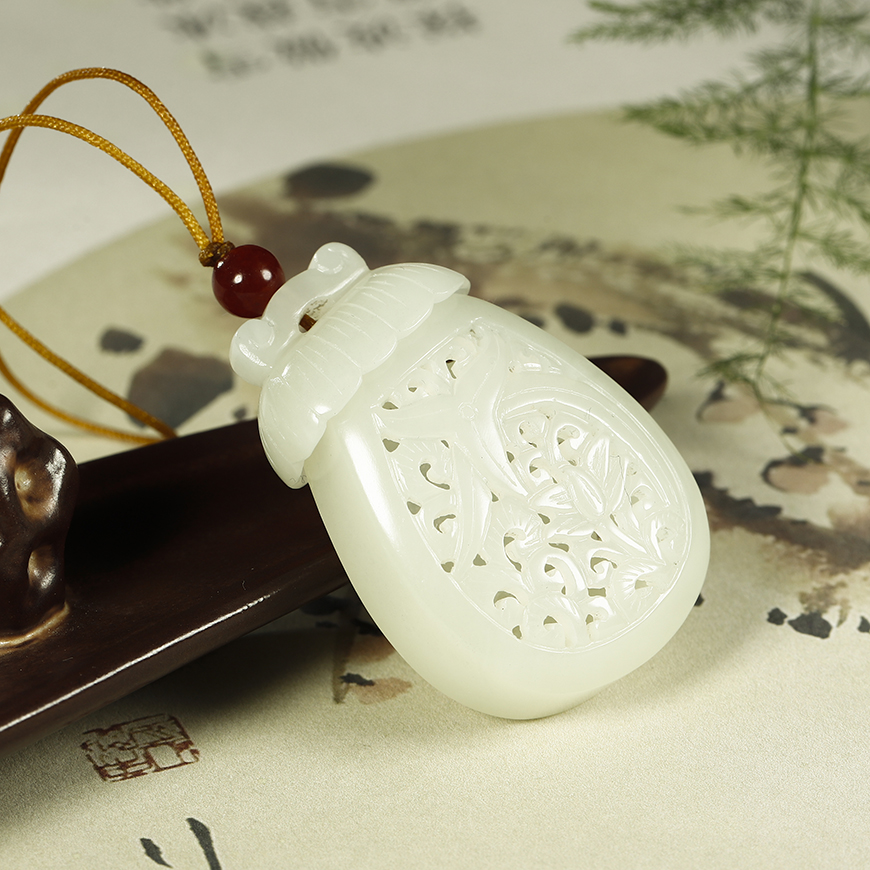青年玉雕大师莫小龙作品新疆和田白玉镂空香囊福挂件18克类似通款