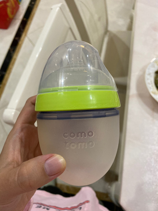 Comotomo奶瓶，两个，防胀气，一个没用过，一个9.