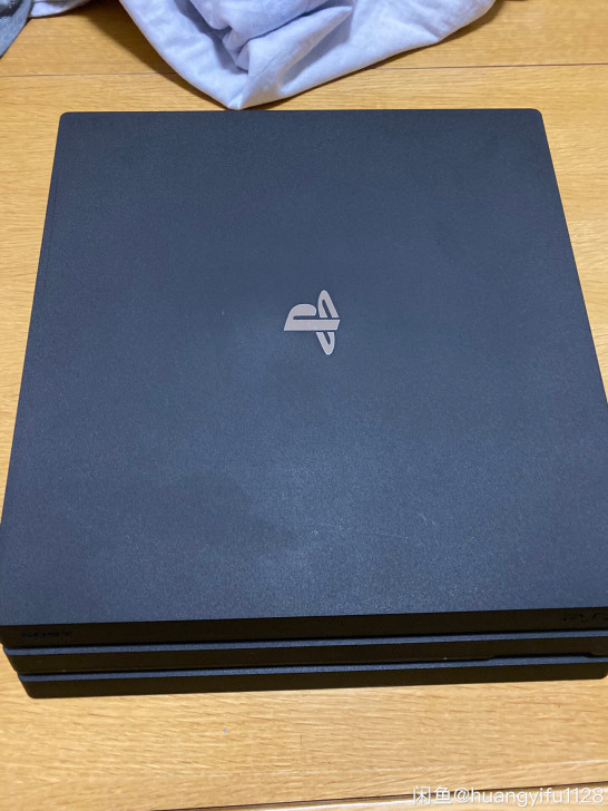 ps4pro港版1tb黑色成色好，箱说配件齐全。