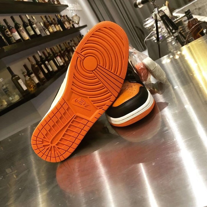 aj1橘色全新42码有意者私聊广州货