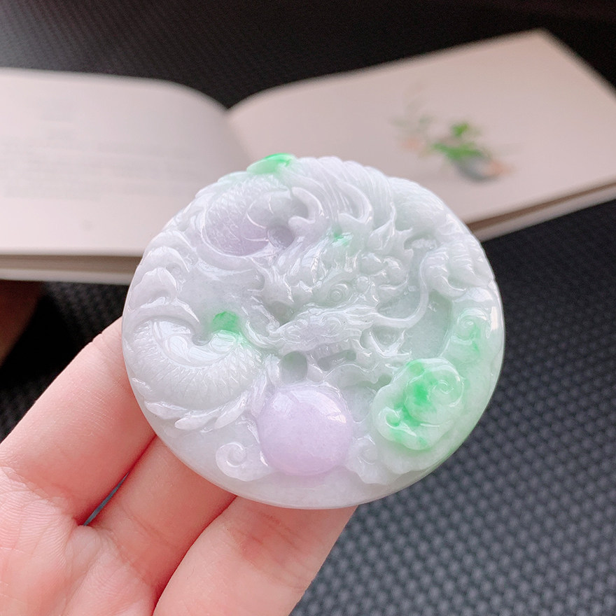 春带彩龙牌 天然翡翠玉器糯冰种水润春带彩精雕龙牌吊坠43.61g