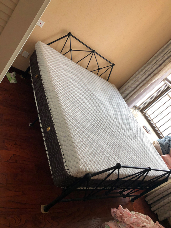 金橡树1.8米床垫。原价2600。用了没多久，很新。品质可以