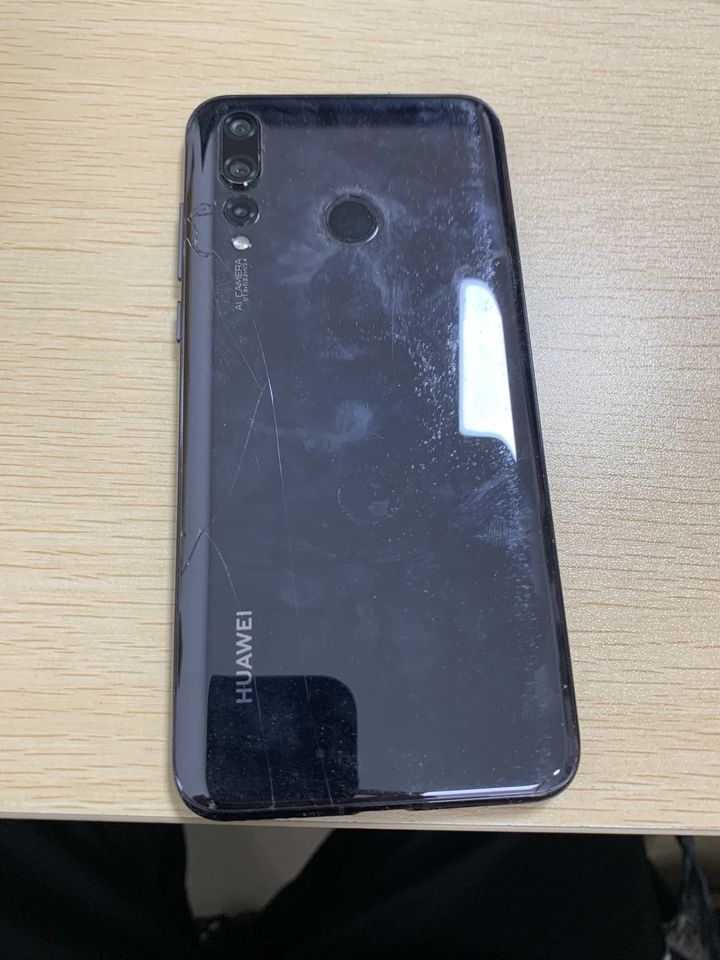 黑色华为型号vce-al00手机一台,紫色honor型号bmh-an20手机一台共两台