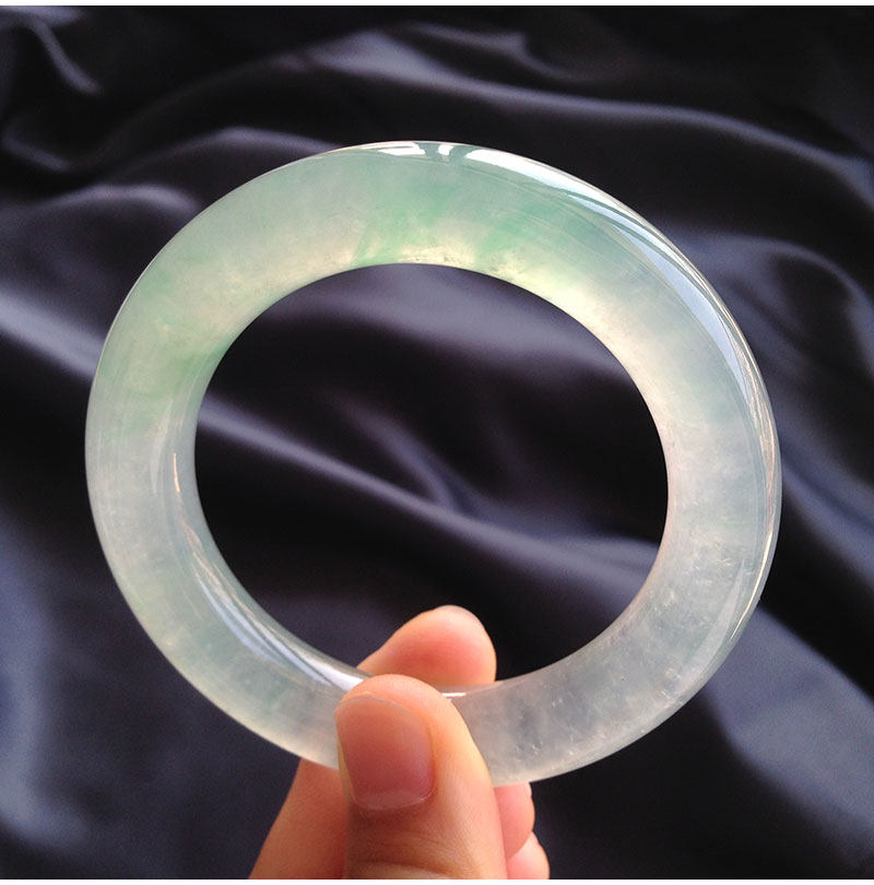 品翠馆冰玻飘阳绿花天然翡翠手镯圆条刚性水足莫西沙拍卖款