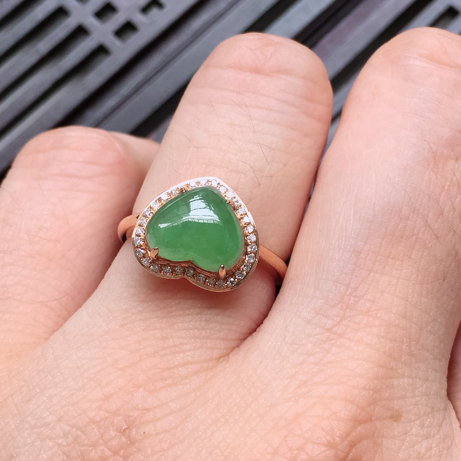 (手机实拍)18k金伴钻a货翡翠心形款戒指2.73克