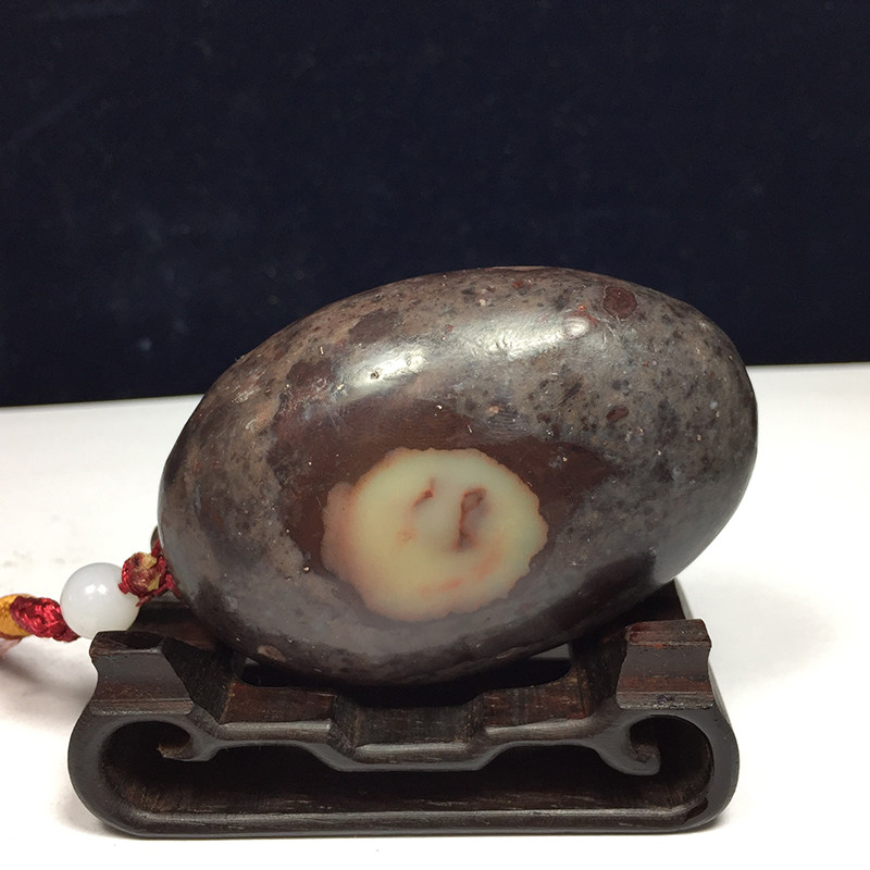 《青田龙蛋石手把件》 徐志国 浙江省玉石雕刻艺术大师