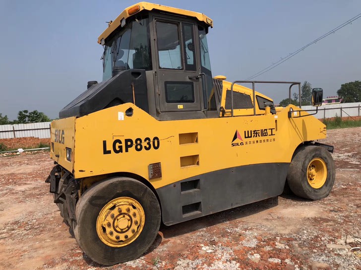 临工30吨胶轮压路机