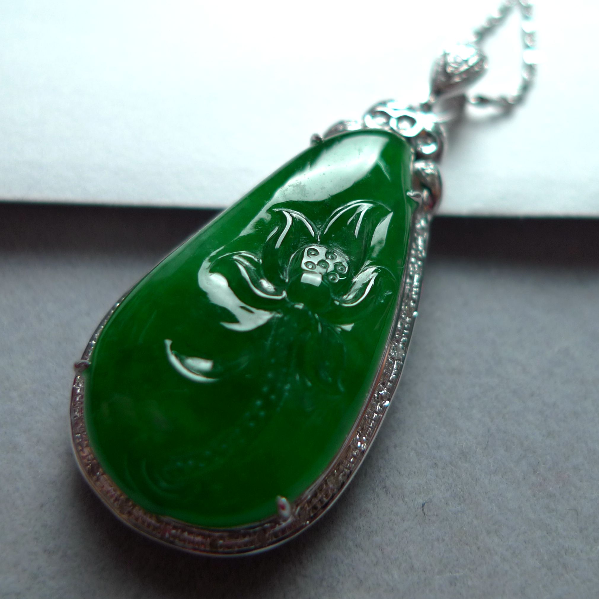 【清新优雅】18k金伴钻石镶缅甸a货翡翠满绿荷花牌吊坠6.66g