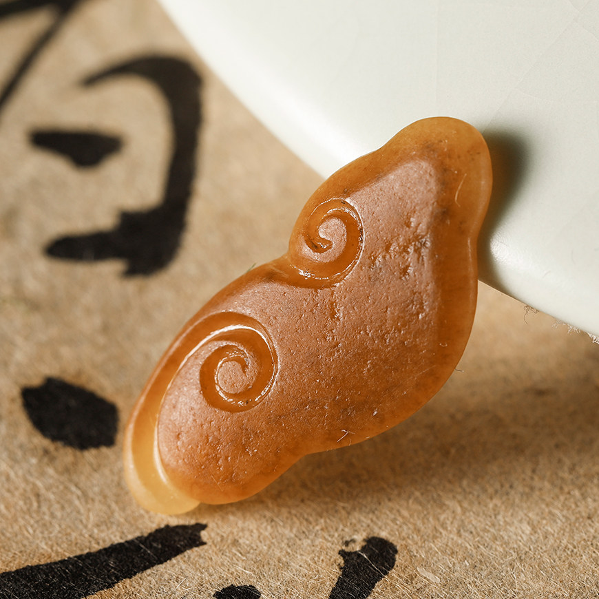 苏州玉雕馆新疆和田玉鸡油黄沁籽料灵芝如意守护平安1克宝宝吊坠