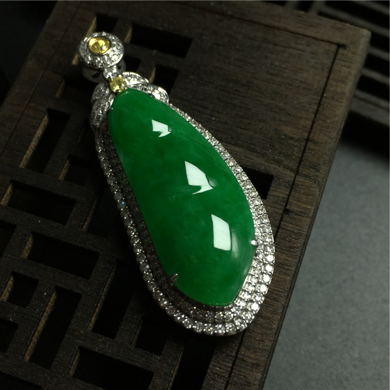缅甸天然翡翠a货18k金精美镶嵌辣绿福豆吊坠