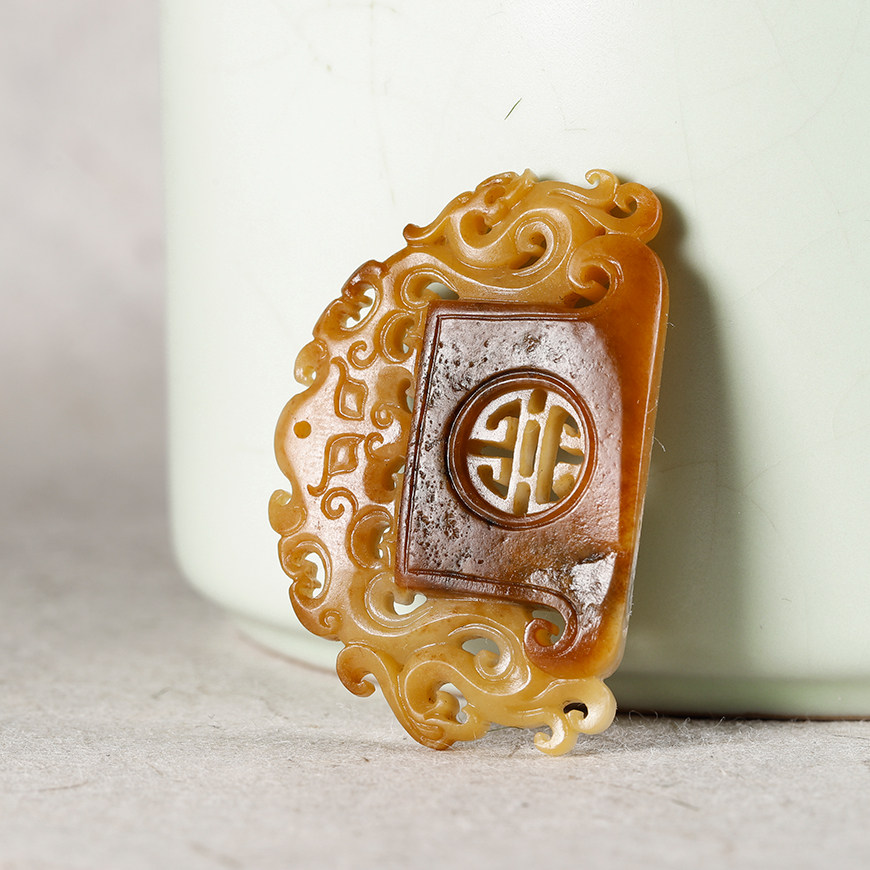 苏州玉雕馆新疆和田玉鸡油黄沁籽料府上有龙吊坠女12克苏工挂件s