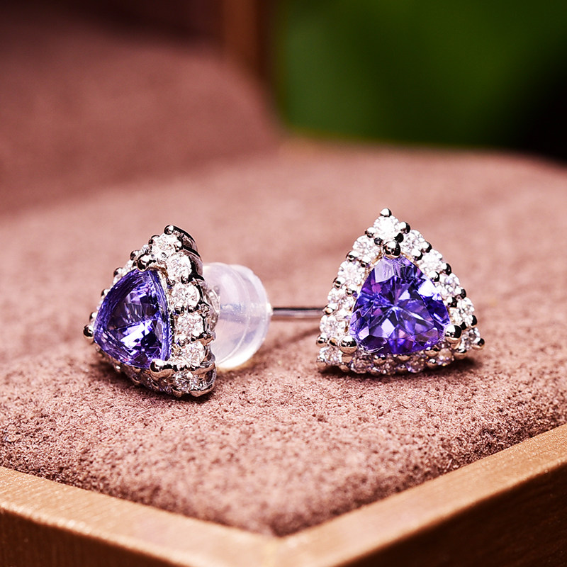 8克拉 天然坦桑石耳钉 18k白金镶嵌 火彩耀眼 总重1.897克