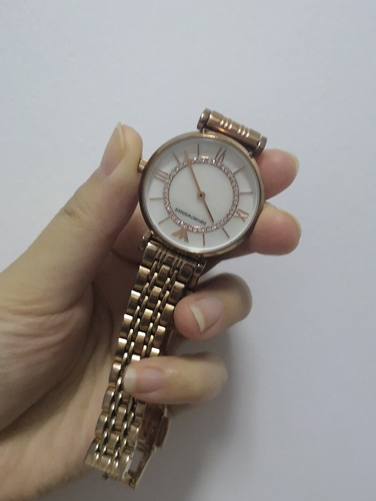 阿玛尼手表，女手表正面原表拍摄圆形九成新