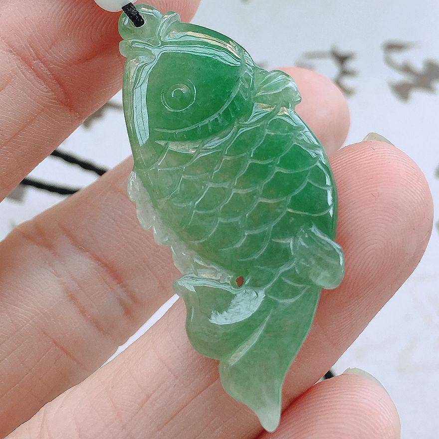(知了珠宝)冰糯种翡翠 精美满绿年年有鱼吊坠 重量5.81g