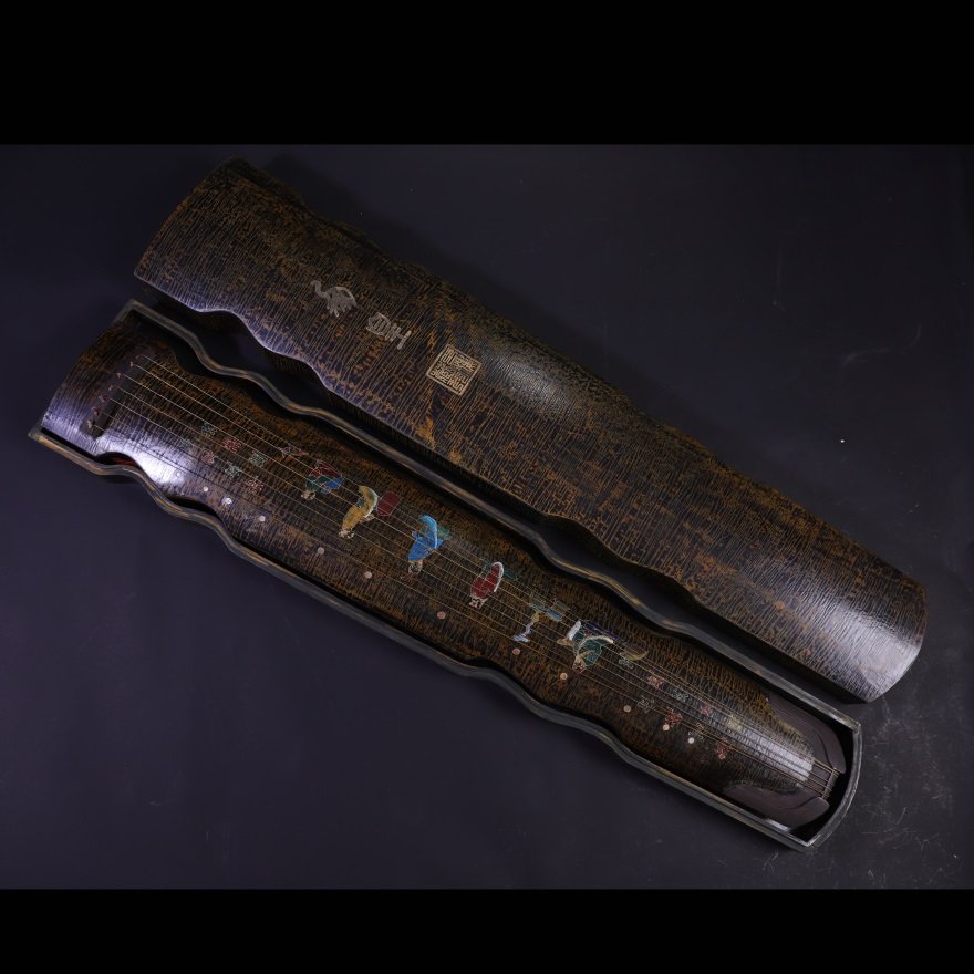 手工髹漆连珠式人物纹古琴【附原装漆盒】 e872