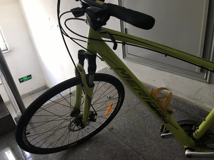 出售美利达荧光绿自行车，骑了半年多，搬家没地方放，所以出售，