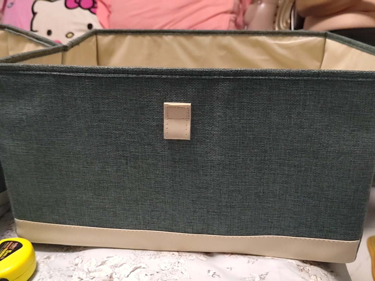 The box, the green belt, the new, the clean inside, the durable.