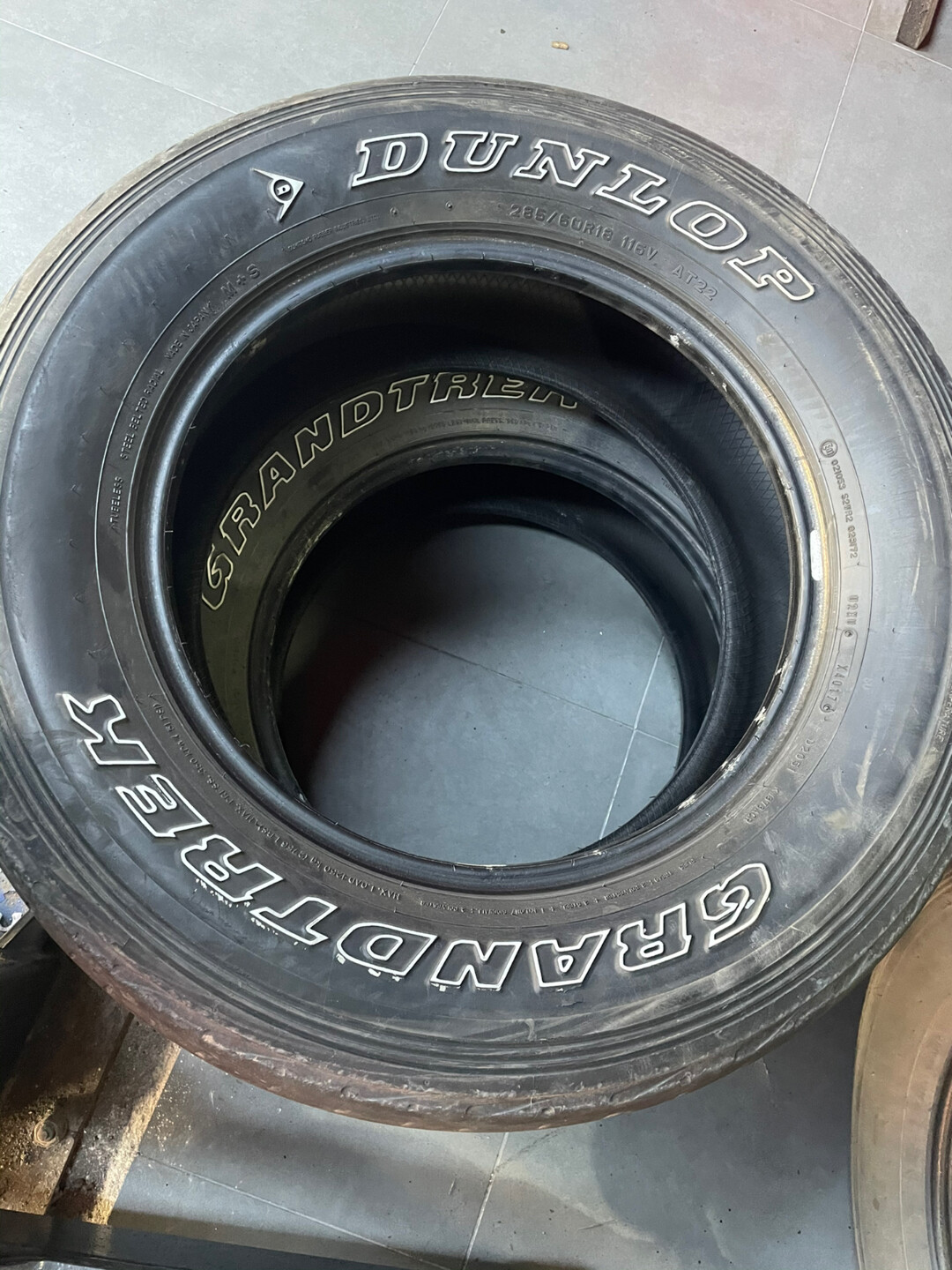 兰德酷路泽原配轮胎，邓禄普285/60R18，AT22花纹，