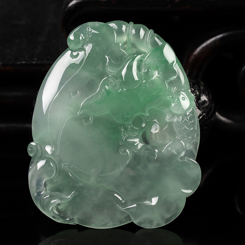 玉翡翠拍卖缅甸天然翡翠a货浅绿荷叶鱼吊坠 38.72g