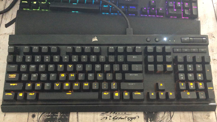 海盗船k70LUX青轴黄光机械键盘游戏键盘