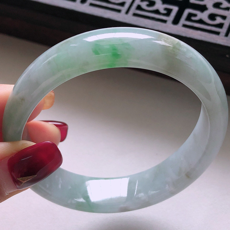 手机实拍天然正品a货53圈口好种水润飘绿贵妃宽边手镯拍卖37.40g
