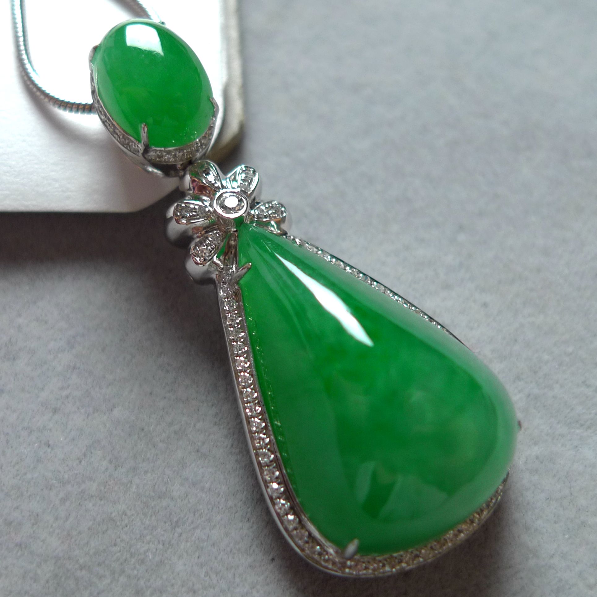 【品质臻品】 18k金伴钻镶缅甸a货翡翠满绿饱满大水滴吊坠11.98g