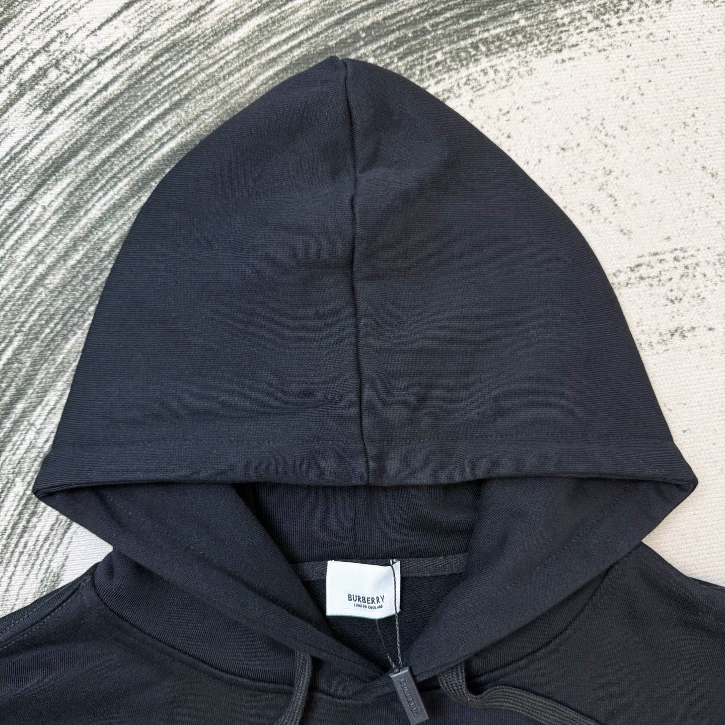 巴宝莉烧花字母连帽卫衣