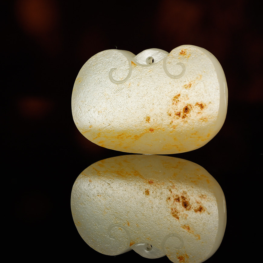 苏州玉雕馆新疆和田玉洒金皮籽料宝宝平安锁吊坠11克苏工聚财挂件