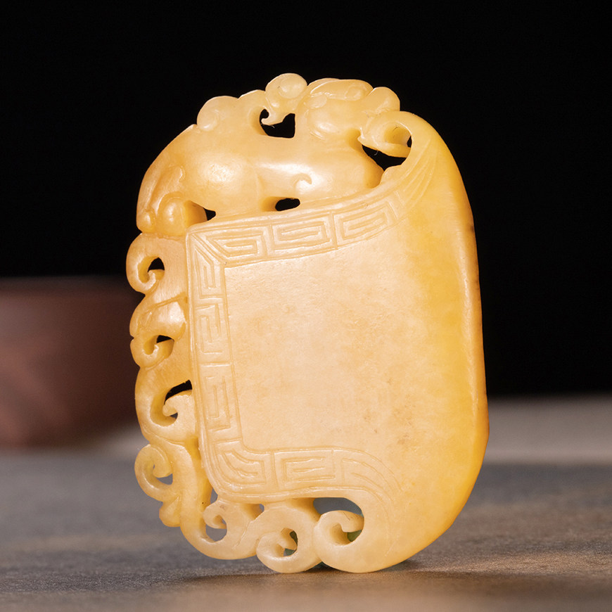 省级玉雕大师丁伟作品新疆和田玉黄沁皮籽料仿古府上有龙12克挂件