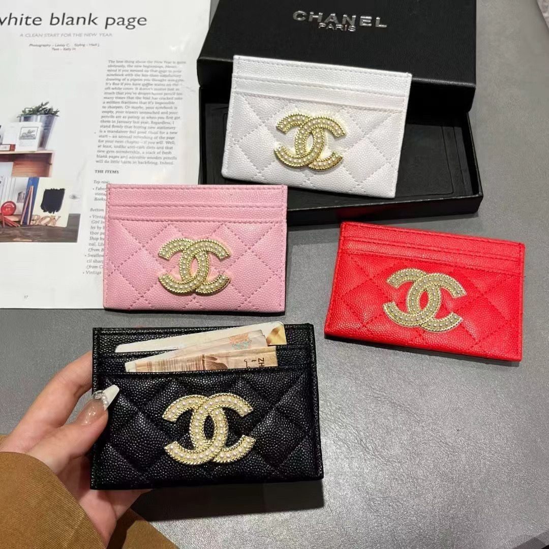 全新香家卡包菱格小羊皮材质。经典菱格纹配精致logo