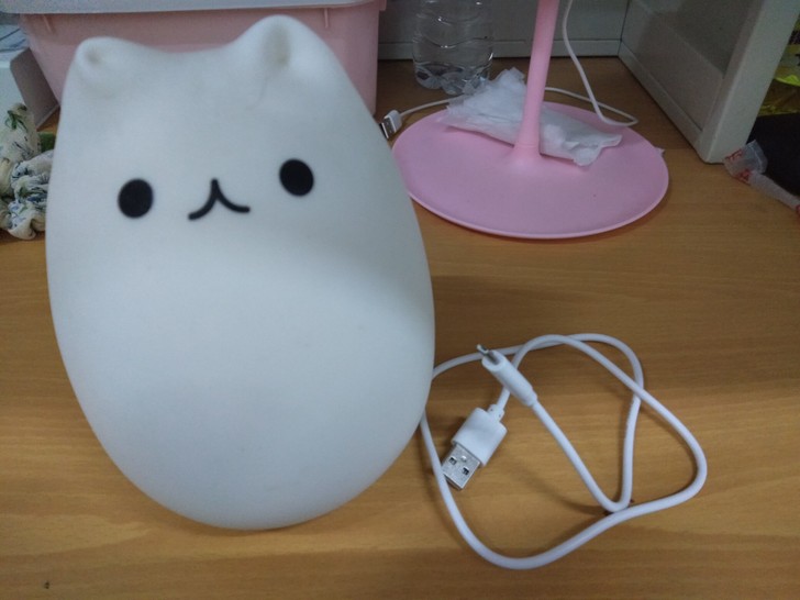 超级可爱的猫咪小夜灯。是在酷乐潮玩RMB59购入的，没怎么用