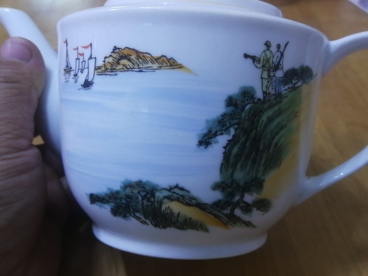闲置文革茶壶，画片少见，手绘有底款，器形漂亮，有小磕，特价处