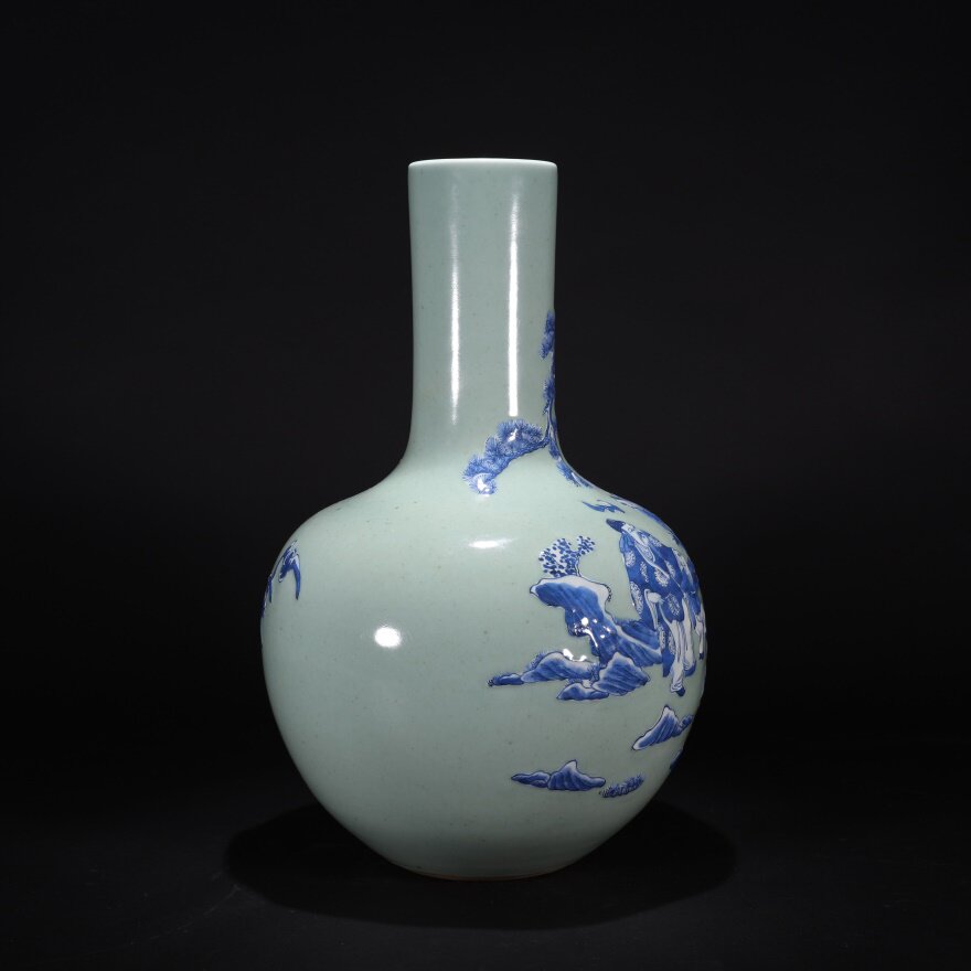 【鬼市】豆青釉青花人物故事天球瓶 m2080