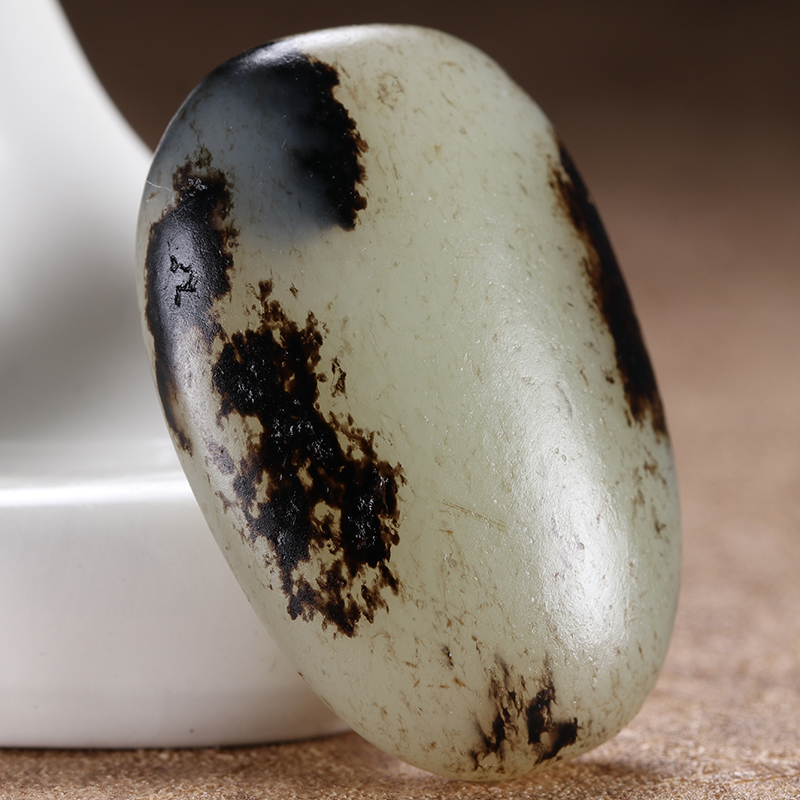 黑皮点缀 细腻油润【天然好型】和田玉保真籽料原石32克