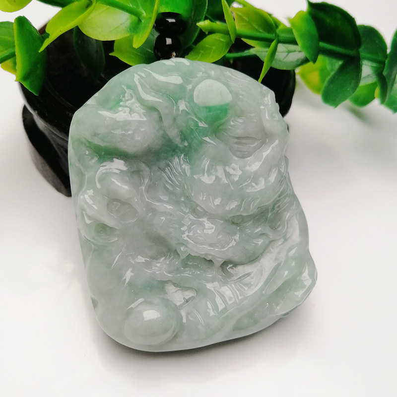 拍卖 捡漏天然翡翠 神龙护主 正品 龙牌 飘花 阳绿 带绿 75.66g
