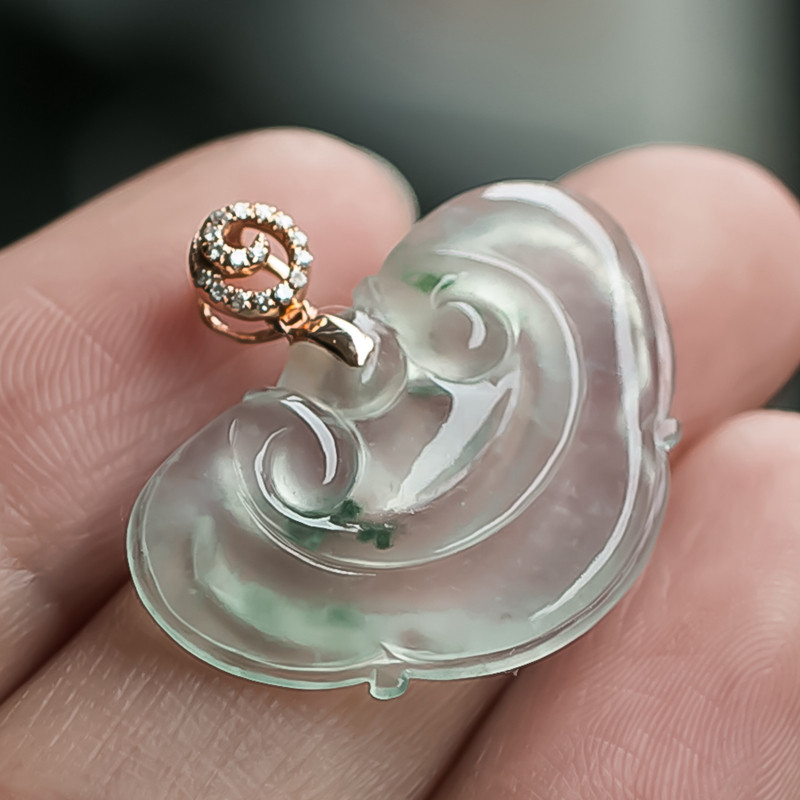 18k金扣头翡翠a货老坑冰种飘彩如意头 3.04克