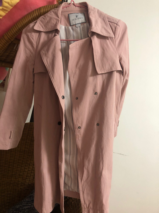 vedevones风衣，95新，属于藕粉色风衣，真是颜色