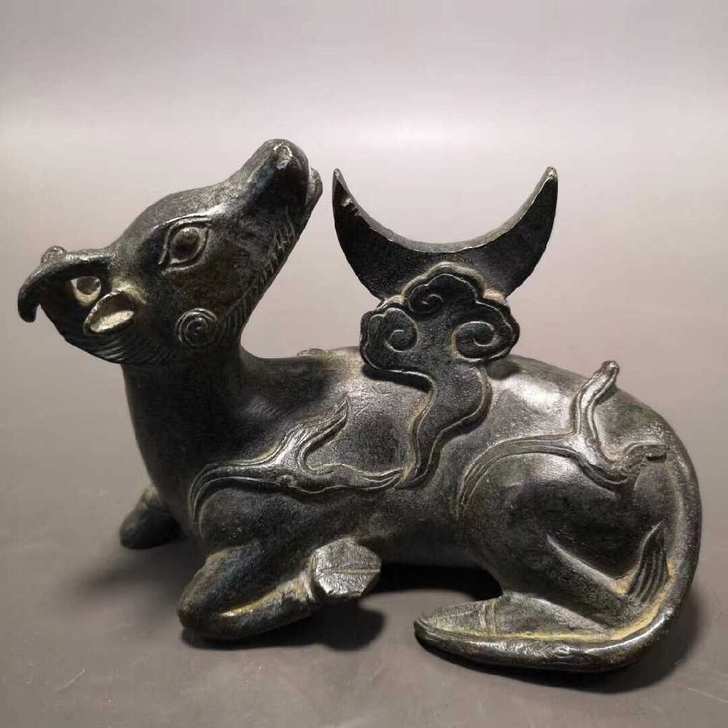 犀牛望月笔架，纯铜铸造，形制端正；包浆温润，通体光素，色泽雅