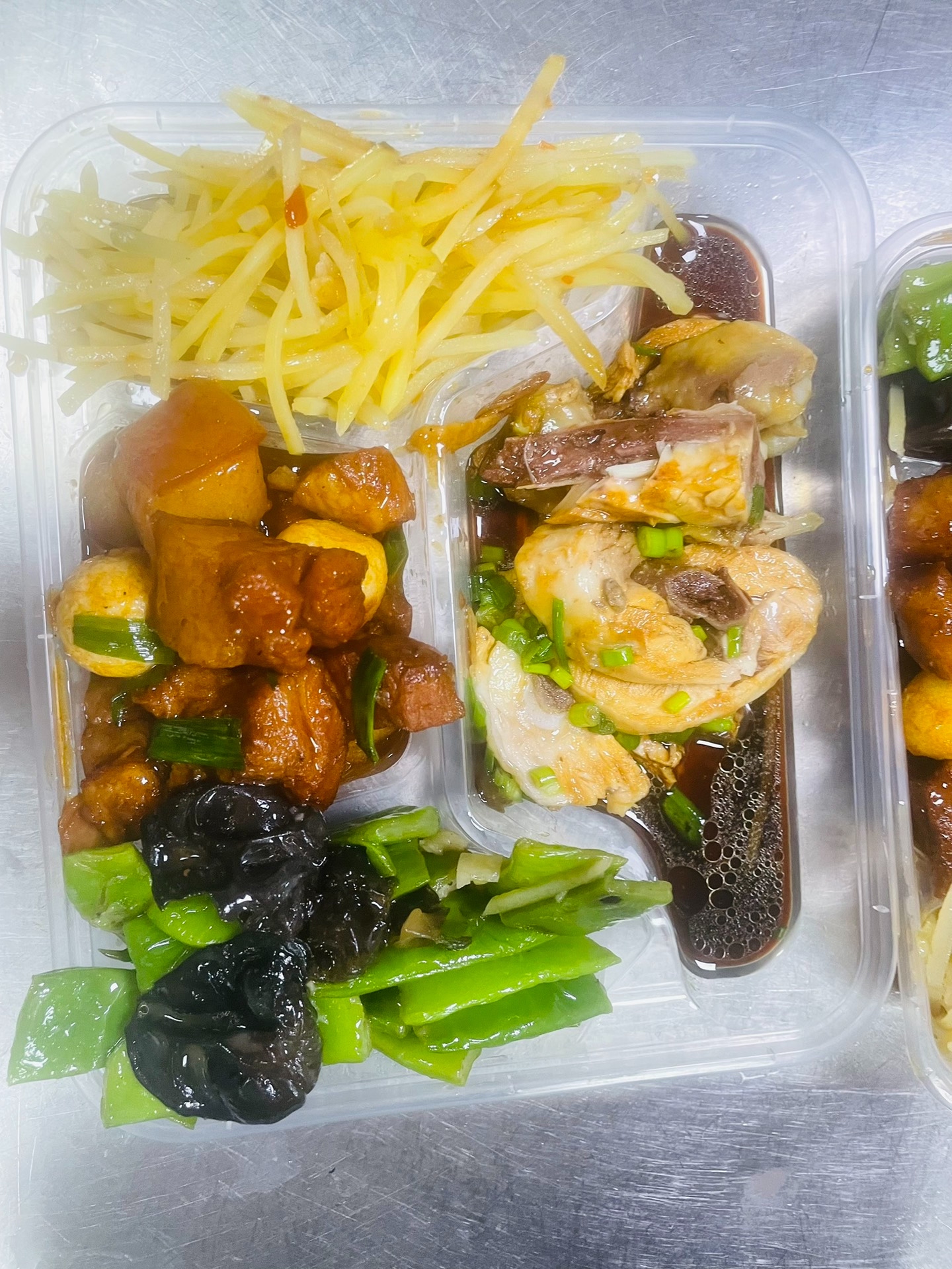 私人承包食堂，有介绍的可以联系我，好处少不了。