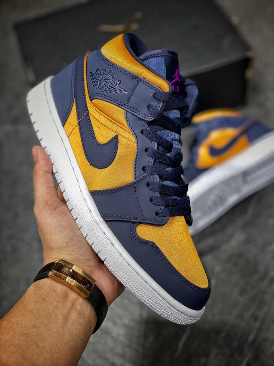 NkAirJordan1Mid852542-401