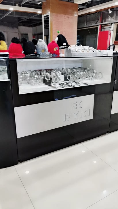 手表，珠宝，饰品展示柜台低价转让宽度120cm，深度60。