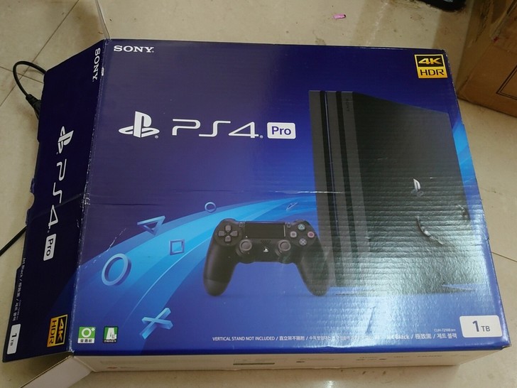 99新PS4PRO1T港版2200元，送一迷彩手柄+底