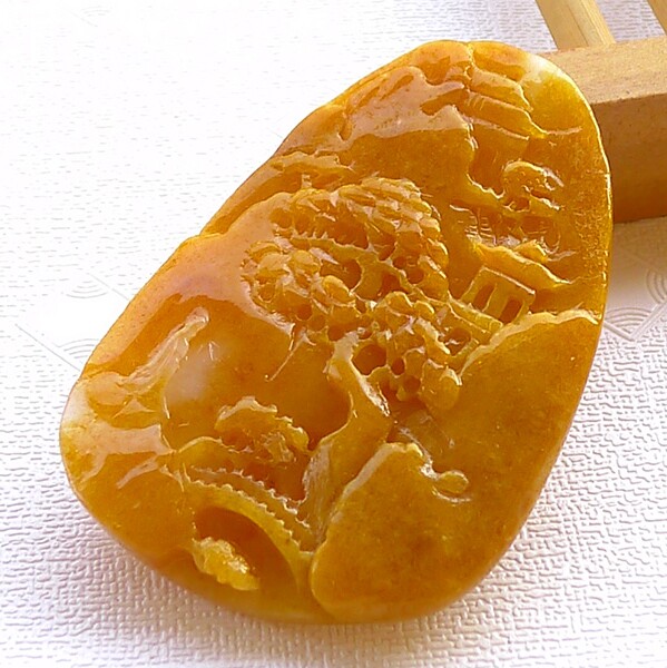 缅甸天然a货翡翠拍卖黄翡鸡油黄山水吊坠 32.34克