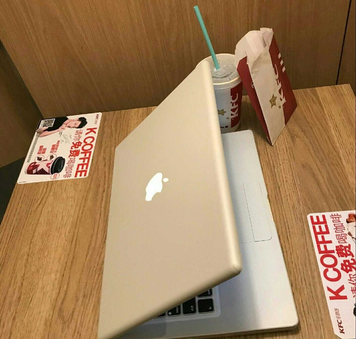 苹果笔记本电脑女生出自用苹果笔记本电脑一台急需钱，紧急出