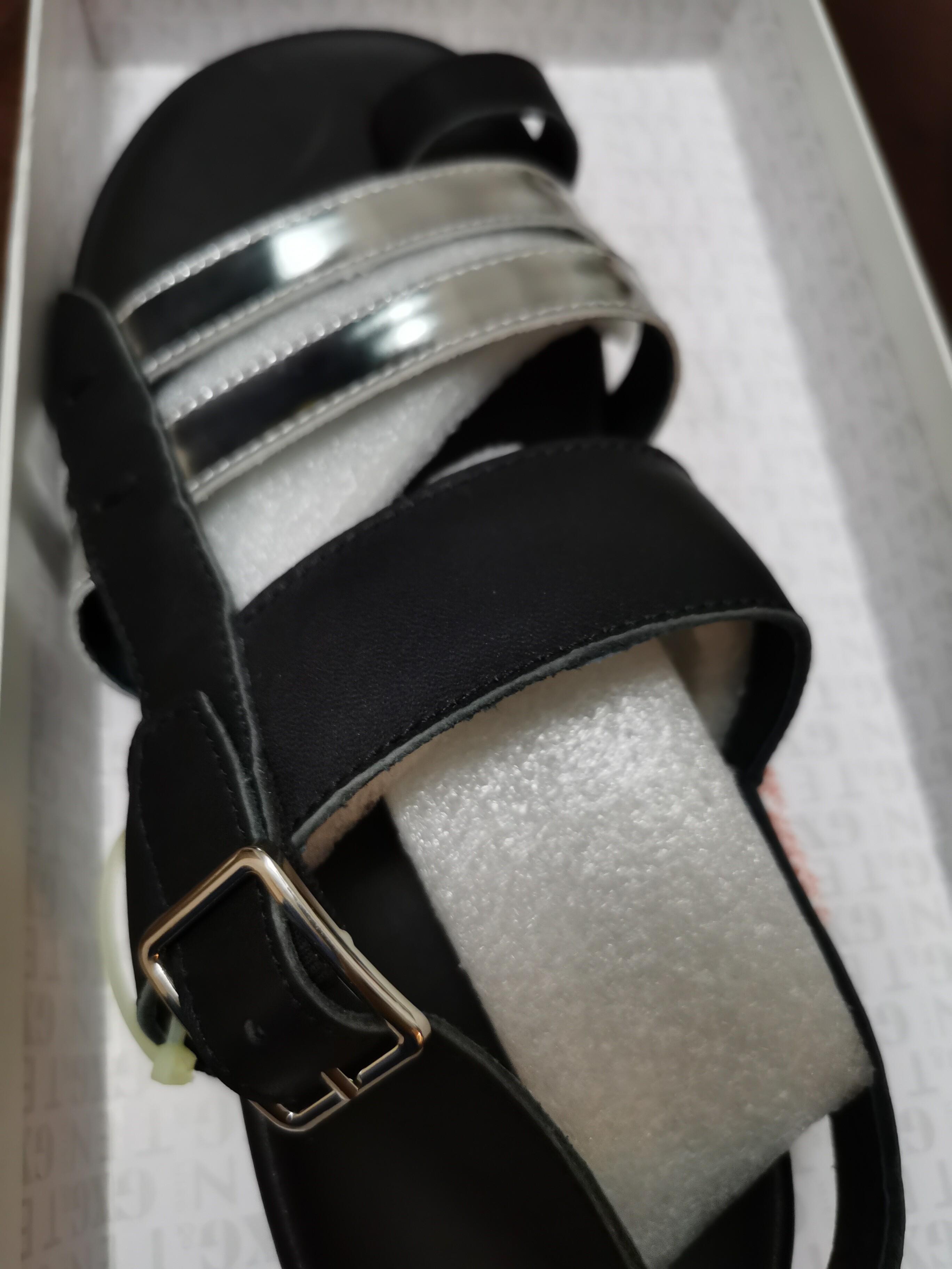 GXG男式休闲真皮材质凉鞋，潮流搭扣设计，黑色银色带搭配，个