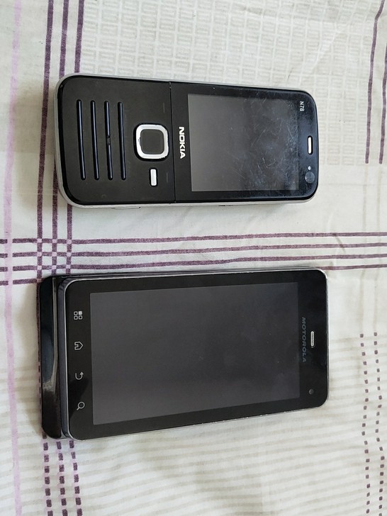 诺基亚N78经典手机和摩托罗拉XT862侧滑盖全键盘手机。都